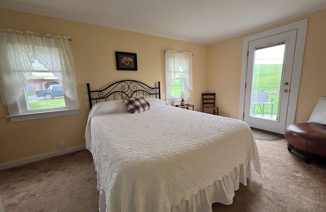 Windswept Acres Northeast Room - Charming Homestay in Chelsea with WiFi & ponds