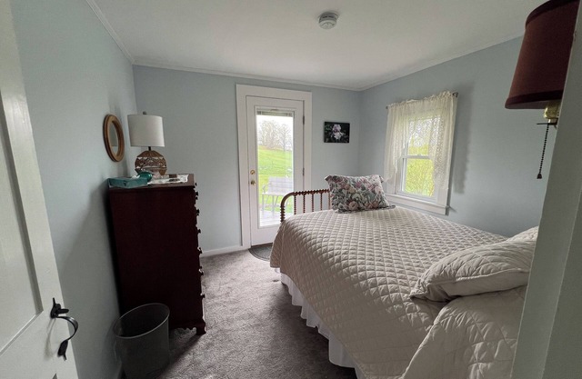 Windswept Acres Southeast Room - Charming Homestay in Chelsea with WiFi & ponds