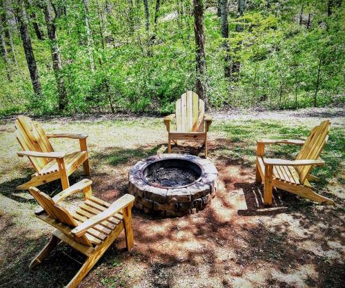 Windy Ridge-Pet-Friendly Smoky Mountain Cabin with Fishing Access, Fenced Yard & Free Tickets