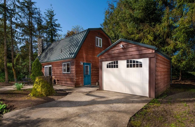 Wine Country Cottage, Pet Friendly, Nestled in Trees Near Vineyard With Fire-Pit & Cozy Wooded Patio
