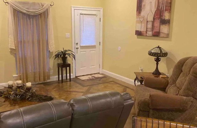 “Wine Down” in our beautiful wine themed townhome.nn