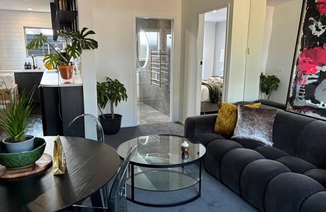 Winifred's Boutique Central Hamilton Apartments. Close to FMG Stadium