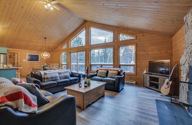 Winter Escape 7 minutes away from Tremblant North side ski slopes/chairlifts