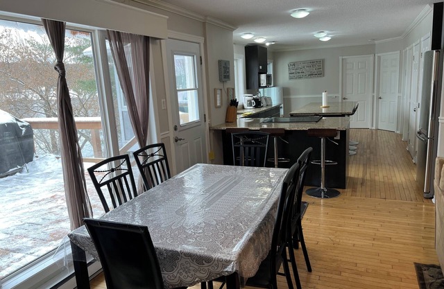 WINTER Family Cottage - Very Large 2 Floor Cottage on Lac Cayamant - Sleeps 17
