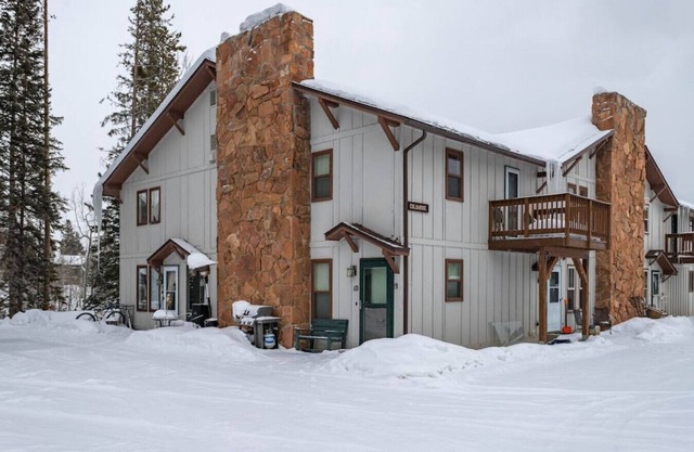 Winter Park Condo w/Fireplace and Mountain Views