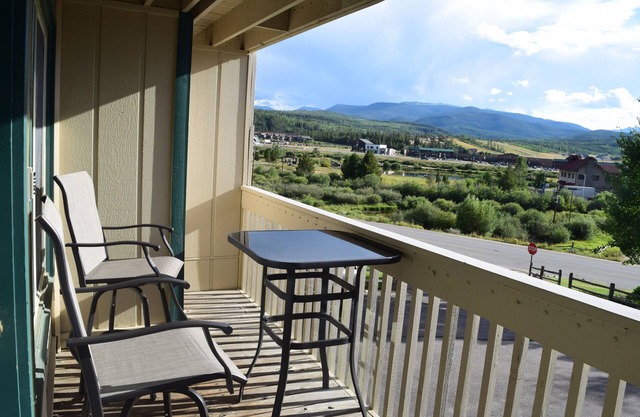 Winter Park Fraser "Hideout"-Panoramic views, hot tub & short walk to town & bus
