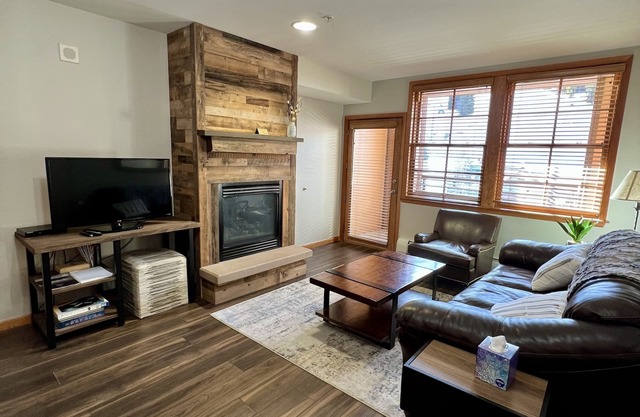 Winter Park Ski in/out XXL ZML condo w/views of ski hill, gondola, base, river