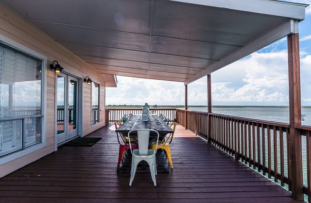 WINTER SPECIAL! Fishing off the dock and minutes to the beach!