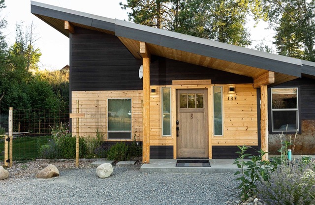 Winthrop Basecamp-new trailside vacation home 15 min walk to downtown!