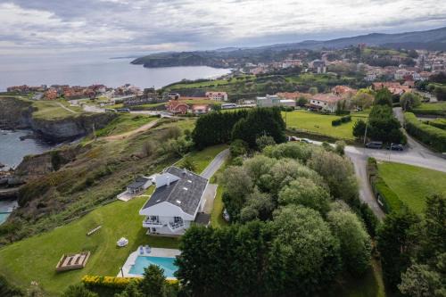 Wishome-Casa muy grande con precioso jardín en Comillas, con piscina
