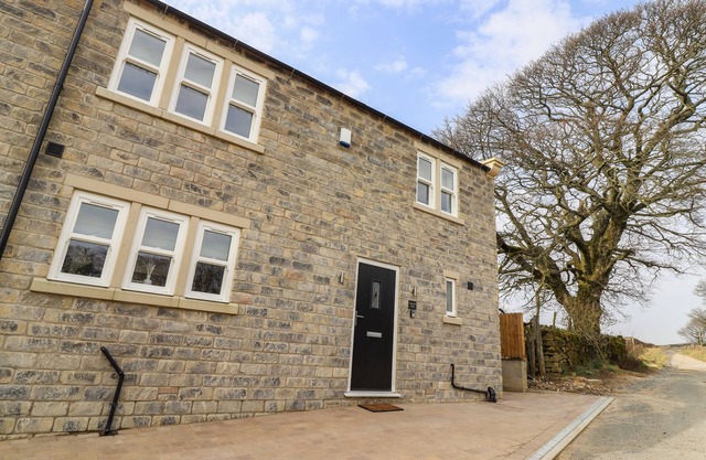 WISING GILL HOUSE, pet friendly, with a garden in Lofthouse