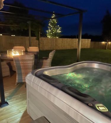 Wisteria Barn hot tub holidays in the Cotswolds