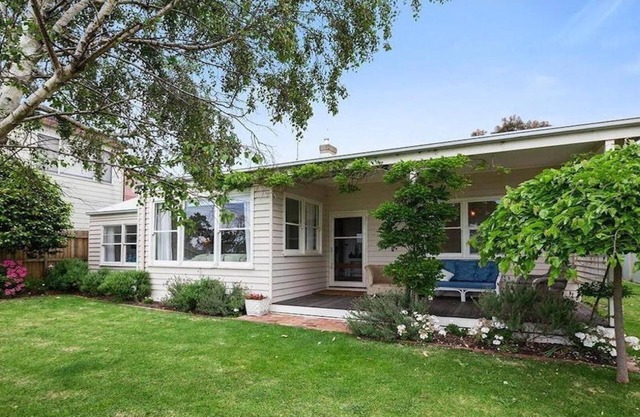 Wisteria Cottage - opposite beach