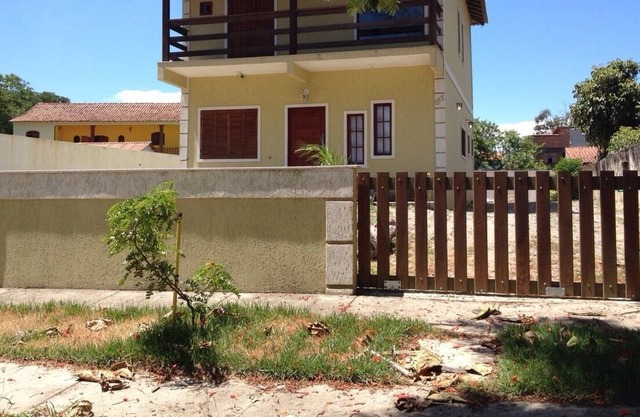 With beautiful lagoon views, it accommodates families or groups of up to 13 people.