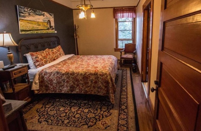 With Free Parking! Onsite Restaurant and Bar, Near White River Falls State Park!