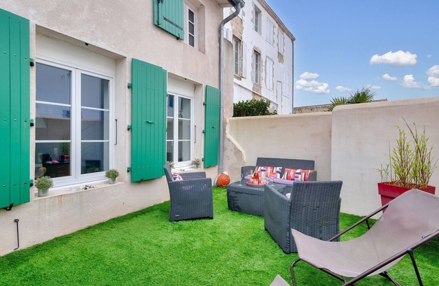 With terrace near the Port of St-Martin-de-Ré