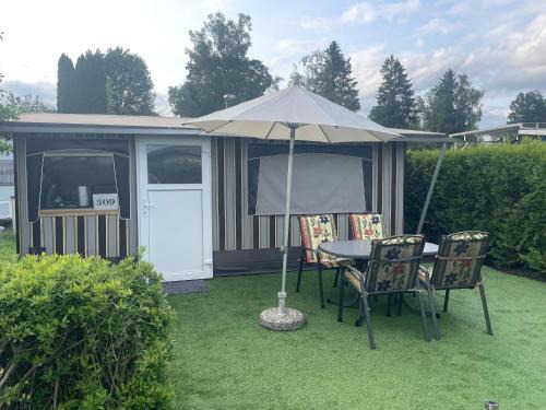 Wohnwagen mit Vorzelt auf einem Campingplatz