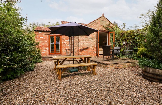 WOLD'S VIEW, pet friendly, country holiday cottage in Louth