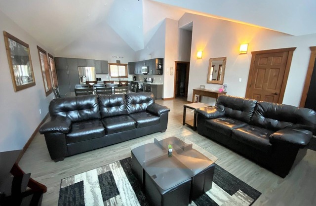 Wolf Den Cabin Rental - Dog Friendly!
