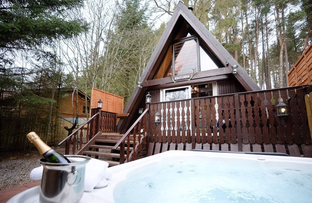 Wolf Lodge - a lodge that sleeps 4 guests in 2 bedrooms