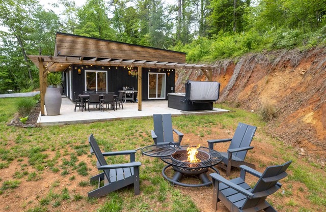 Wolfhaven - Custom Home in the Heart of the Smokies! With a Hot Tub!