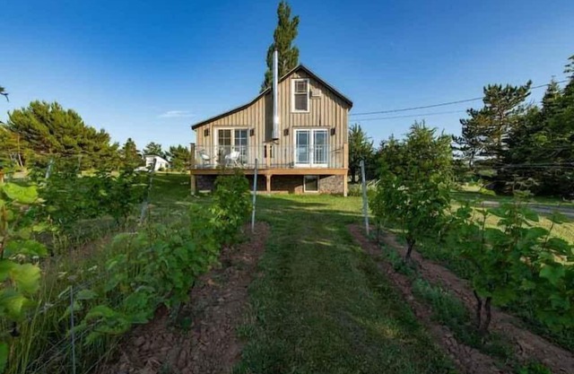 Wolfville Raven Hill Vineyard Modern Suite