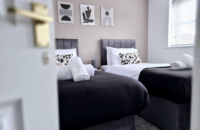 Wolverhampton Long Stay Ready - 4 Bed, 2.5 Bath, Parking, Smart TV's & Wi-fi