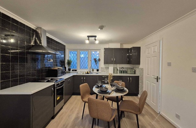 Wolves: 4 Bed, 2 Bath, Parking & Wifi - Perfect for Short to Long Term Stays