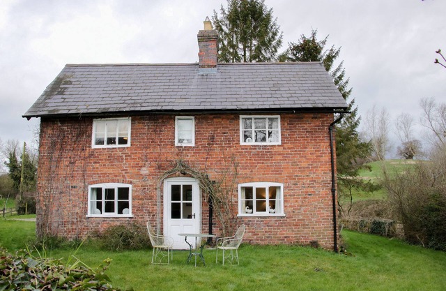WOLVESACRE MILL COTTAGE, pet friendly, with open fire in Whitchurch
