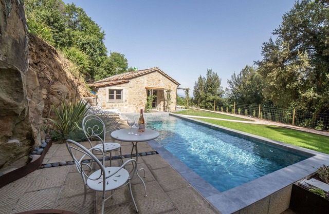 Wonderful private villa with A/C, private pool, WIFI, TV, patio, pets allowed and parking