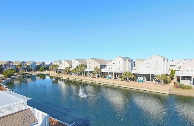 Wonderful 2-bedroom condo in Ocean Isle with 4 minute walk to the beach.