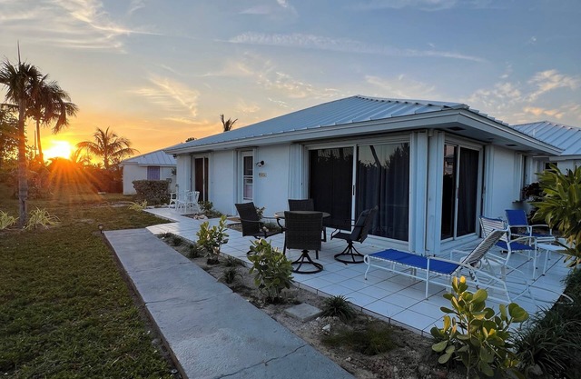 Wonderful 2 Bedroom 2 Bath Ocean Villa just quick walk from Treasure Cay Beach!