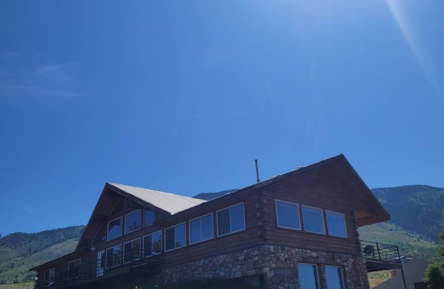 Wonderful cabin with 360 degree views of mountains Valley and ski hill