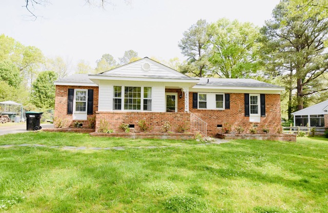 Wonderful, cozy fully furnished home! Large, private back yard!