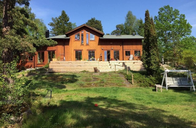 Wonderful familyfriendly wooden house at a lake in Stockholm countryside