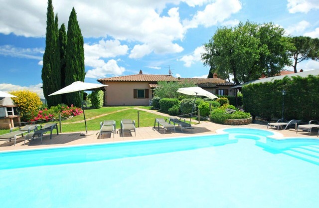 Wonderful private villa with WIFI, private pool, TV, patio, pets allowed, panoramic view and par.