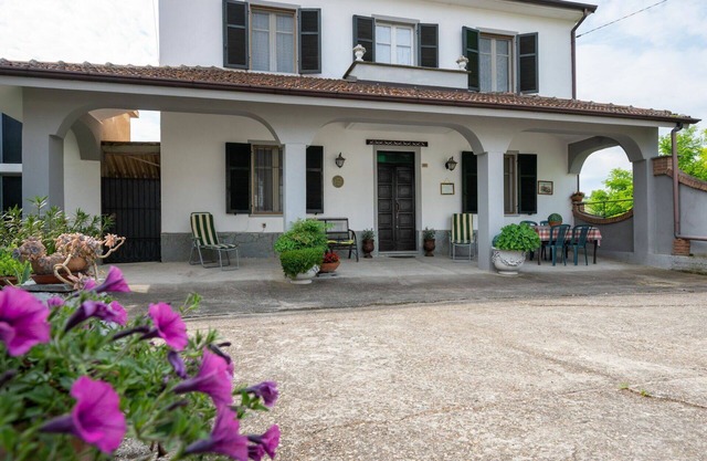 Wonderful private villa for 6 guests with terrace, pets allowed and parking