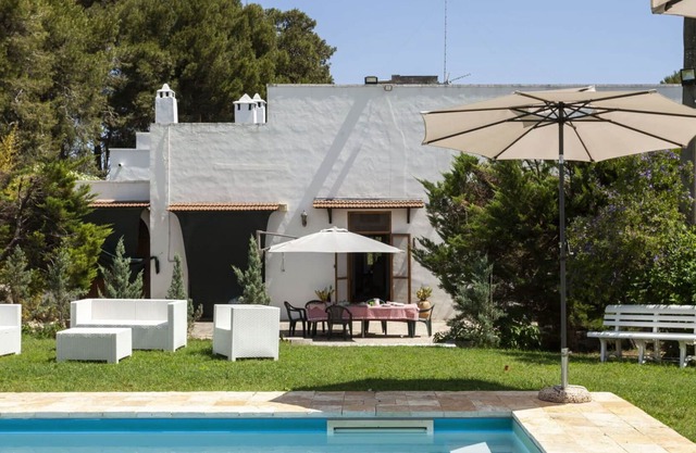 Wonderful private villa for 8 guests with private pool, WIFI, patio, pets allowed and parking