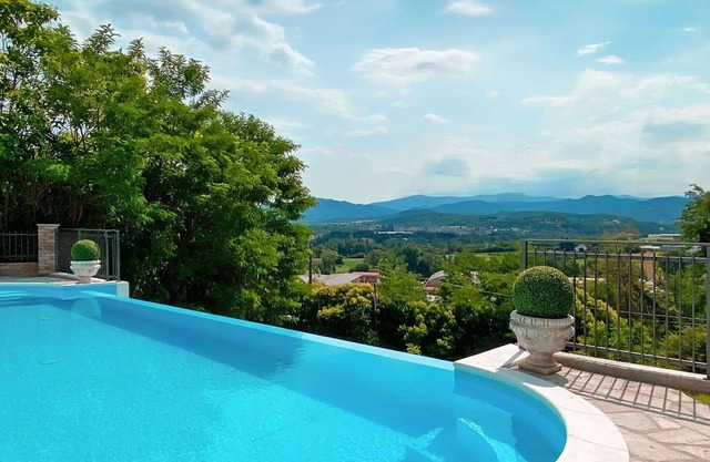 Wonderful private villa for 8 guests with private pool, hot tub, WIFI, TV, patio and parking