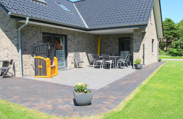 Wonderful private villa for 10 guests with WIFI, hot tub, TV, patio and parking