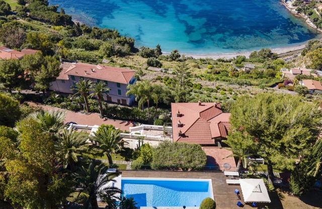 Wonderful private villa for 4 people with WIFI, A/C, pool, patio, panoramic view and parking