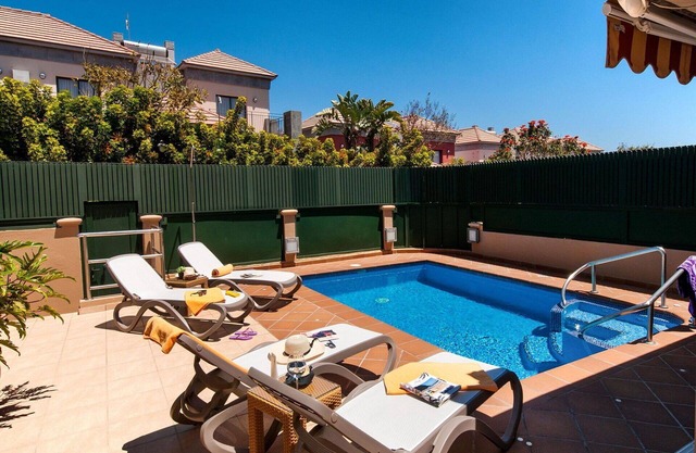 Wonderful private villa with private pool, WIFI, A/C, TV, patio, pets allowed and parking