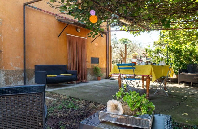 Wonderful private villa for 5 guests with A/C, WIFI, TV, patio, pets allowed and parking