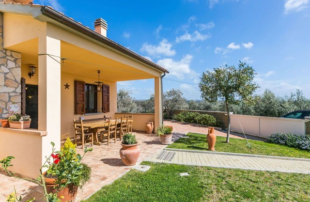 Wonderful private villa with WIFI, private pool, A/C, TV, patio, pets allowed and parking