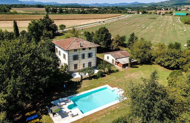 Wonderful private villa for 16 guests with WIFI, private pool, TV, patio, pets allowed and parking