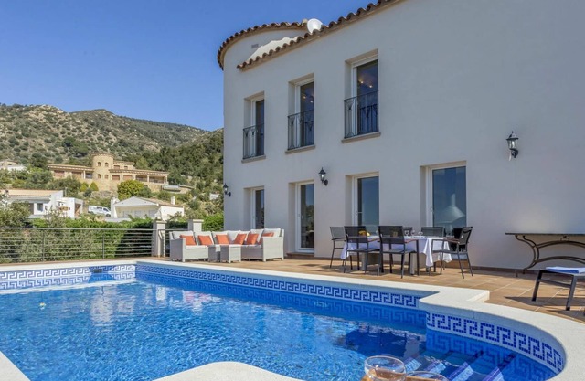 Wonderful private villa with A/C, WIFI, private pool, TV, patio, pets allowed and parking