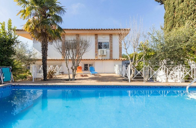 Wonderful private villa with A/C, private pool, WIFI, TV, balcony, pets allowed and parking