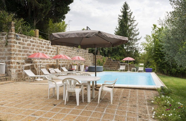 Wonderful private villa for 17 people with WIFI, private pool, TV, patio, pets allowed and parking