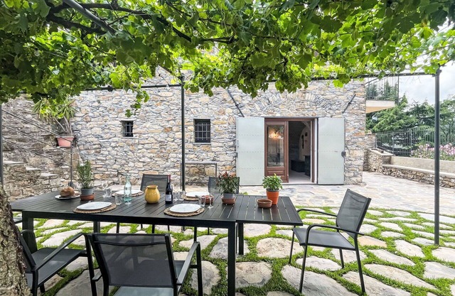Wonderful private villa for 7 people with WIFI, patio and parking