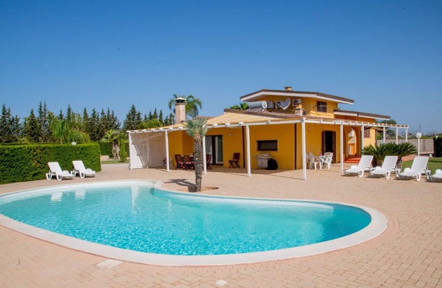Wonderful private villa with private pool, A/C, WIFI, TV, patio and parking, close to Gallipoli